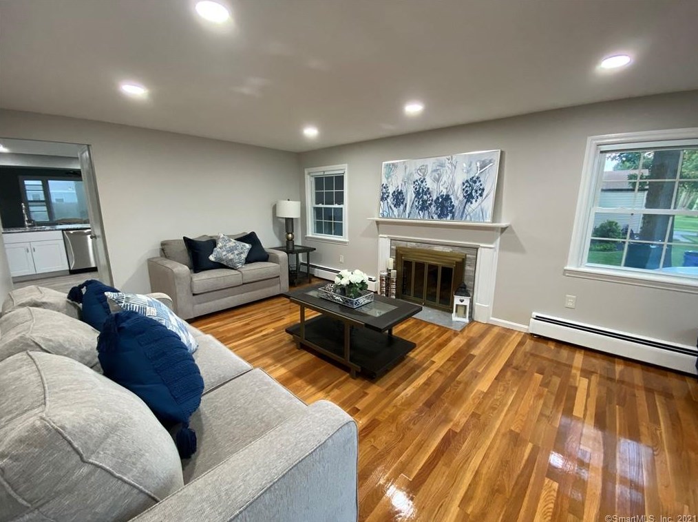 2 Jackson St, Windsor Locks, CT 06096