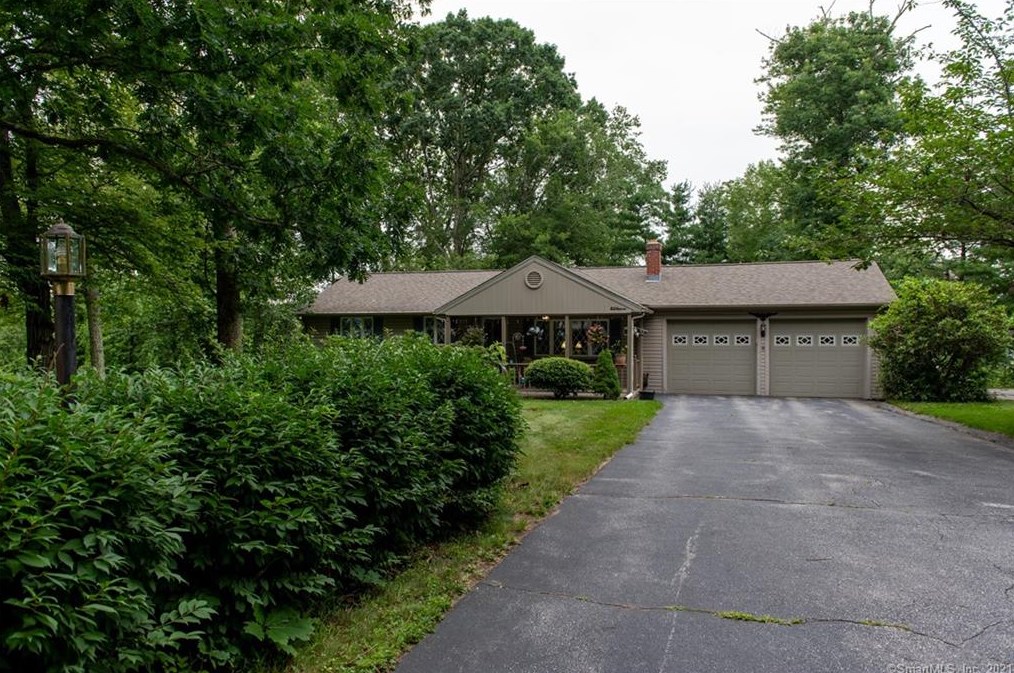 3 Hilltop Dr, Gales Ferry, CT 06339