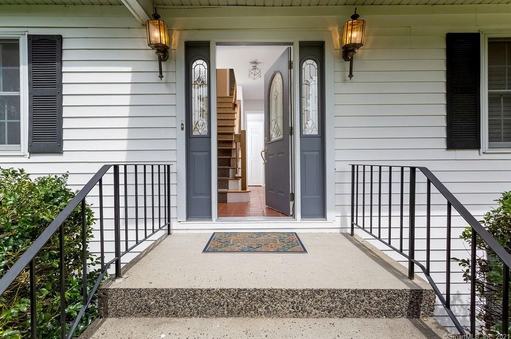 8 Flintlock Dr, Danbury, CT 06811 exterior