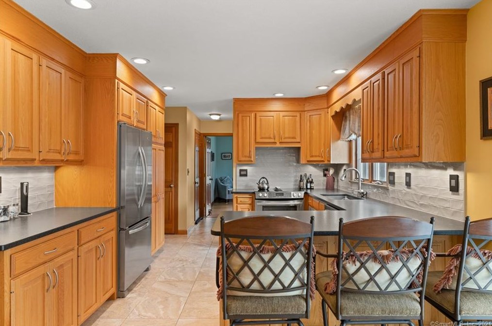 59 Bridlewood Rd, Wapping, CT 06074