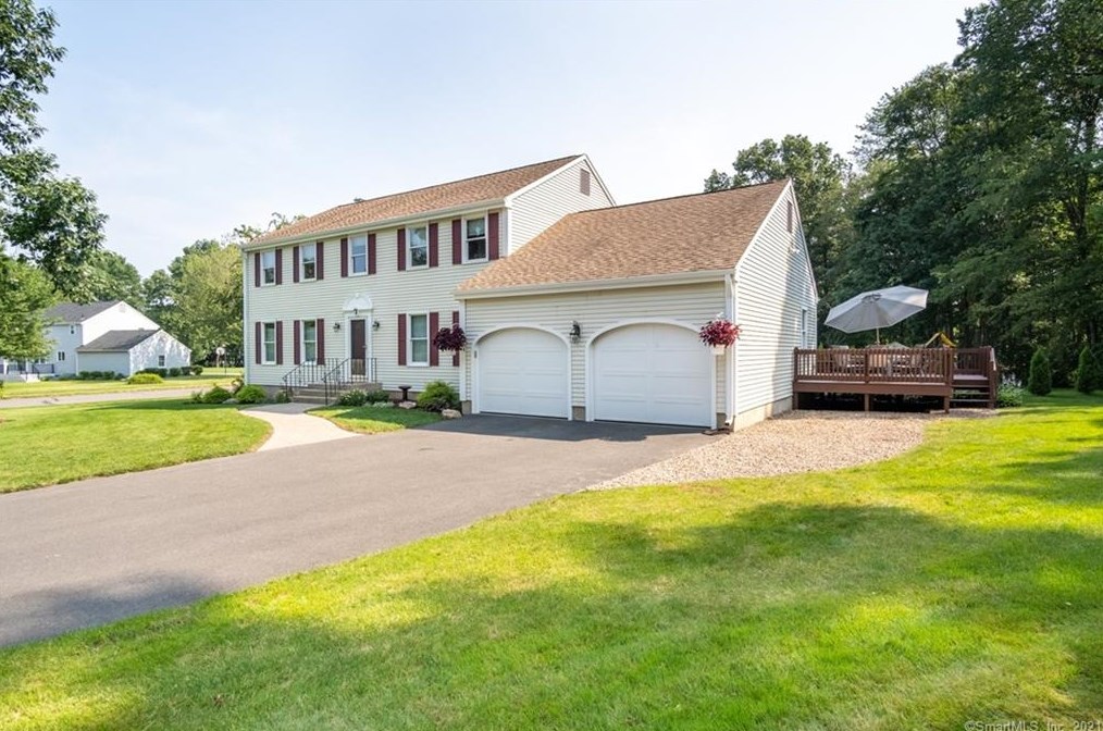 7 Woodhaven Cir, Wapping, CT 06074