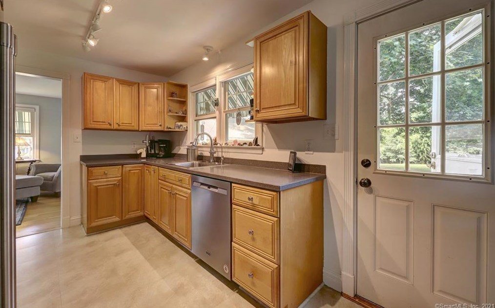 75 Housatonic Ave, Stratford CT  06615-6089 exterior