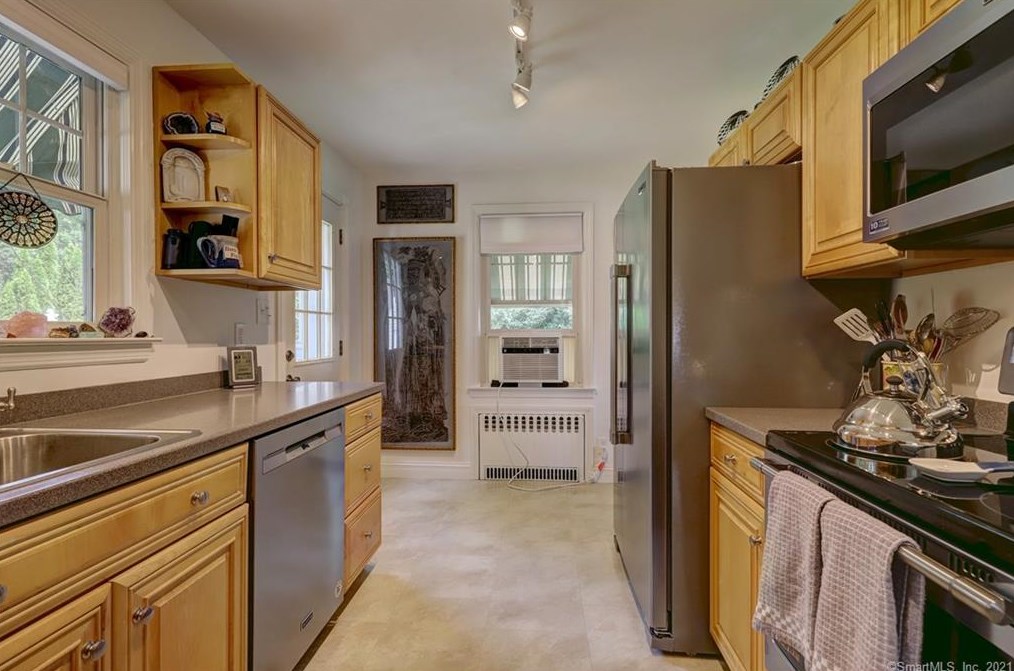 75 Housatonic Ave, Stratford CT  06615-6089 exterior