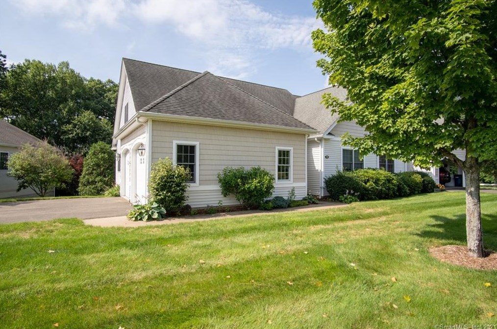 33 Hunt Glen Dr #33, Granby, CT 06035