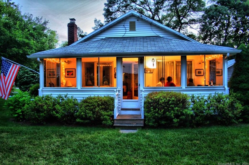 28 Saunders Dr, Niantic, CT 06357