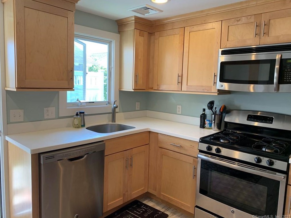 69 Reeves Ave, Guilford CT  06437-3369 exterior