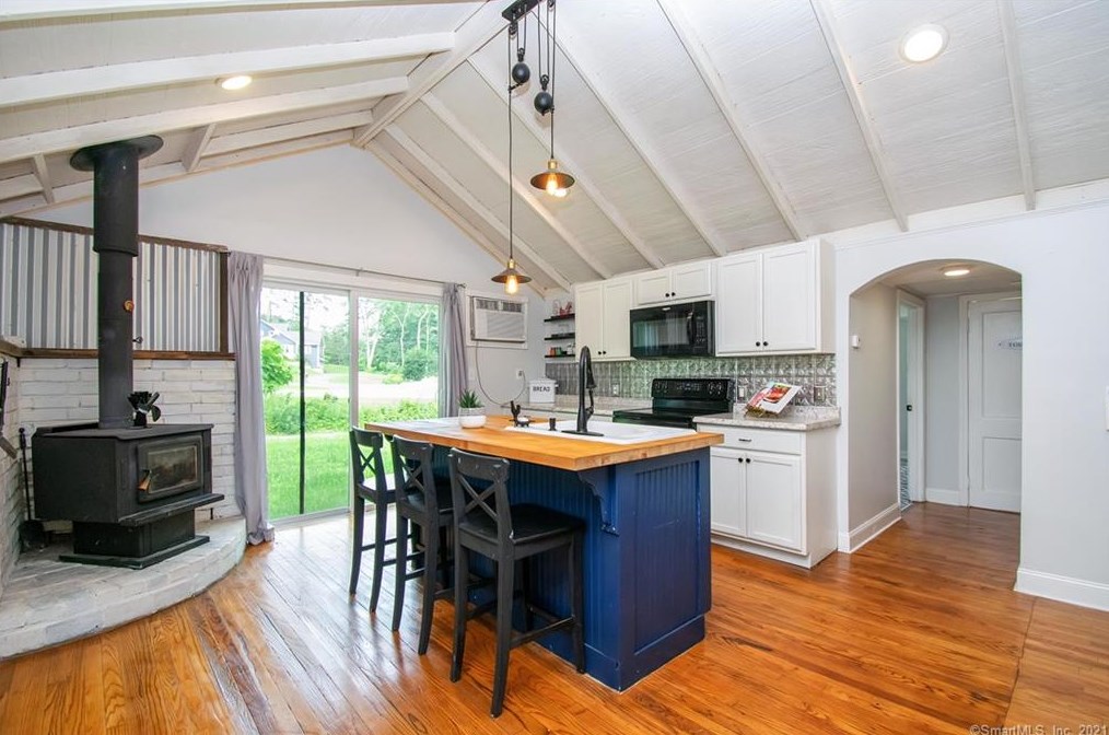 8 Center St, Sandy Hook, CT 06482