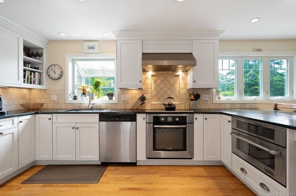 161 Race Hill Rd, Madison CT  06443-1692 exterior
