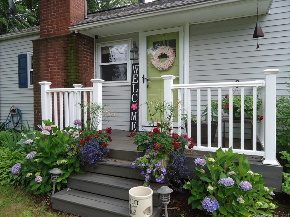 64 Village St, North Haven, CT 06473