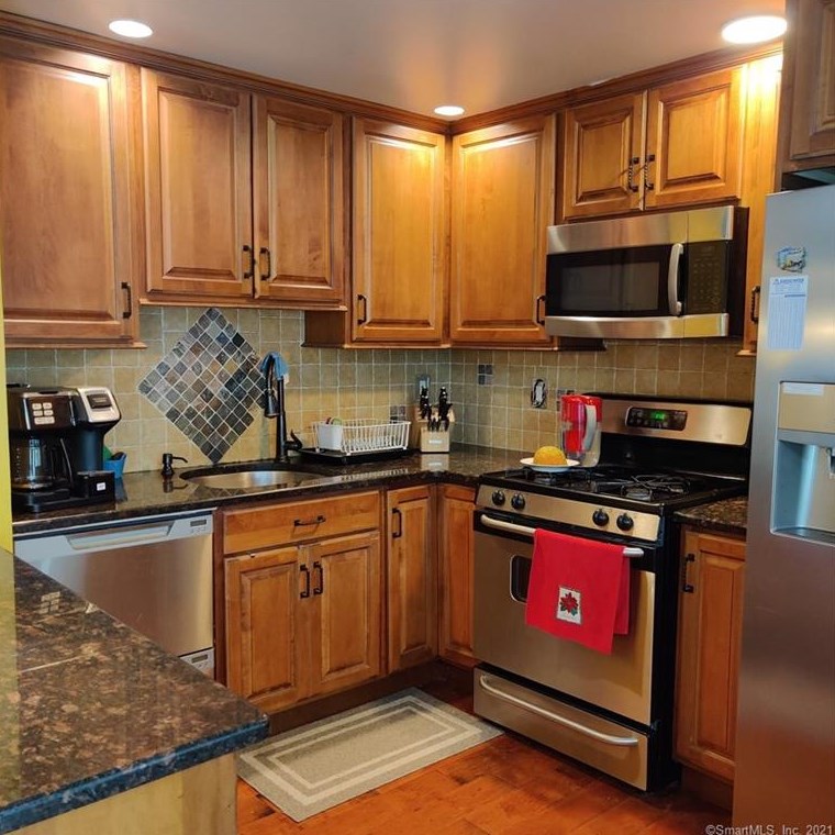 32 Kendall Ct, Norwalk, CT 06850