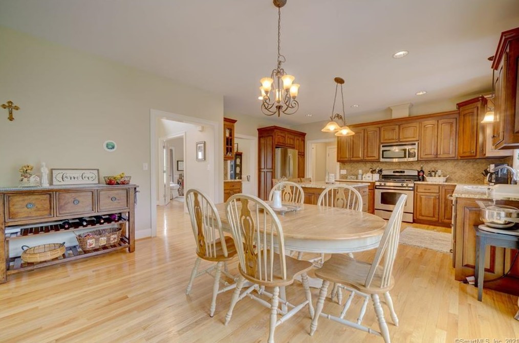 10 Lafountain Rd, Suffield CT  06078-2252 exterior