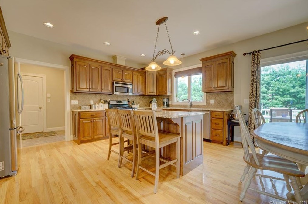 10 Lafountain Rd, Suffield CT  06078-2252 exterior