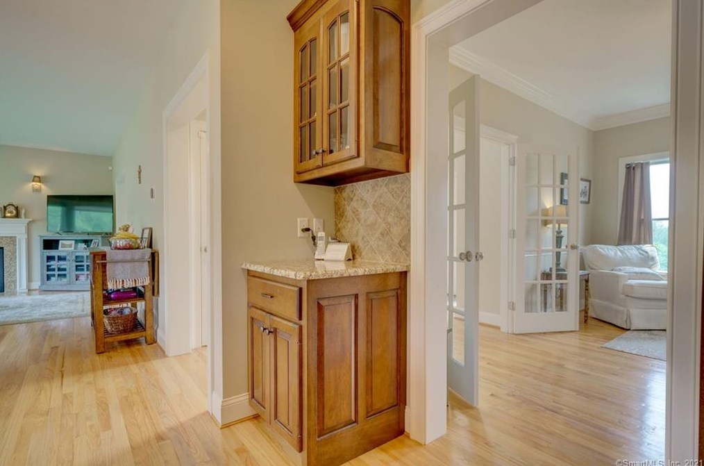 10 Lafountain Rd, Suffield CT  06078-2252 exterior
