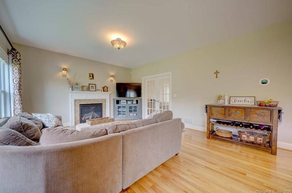 10 Lafountain Rd, Suffield CT  06078-2252 exterior