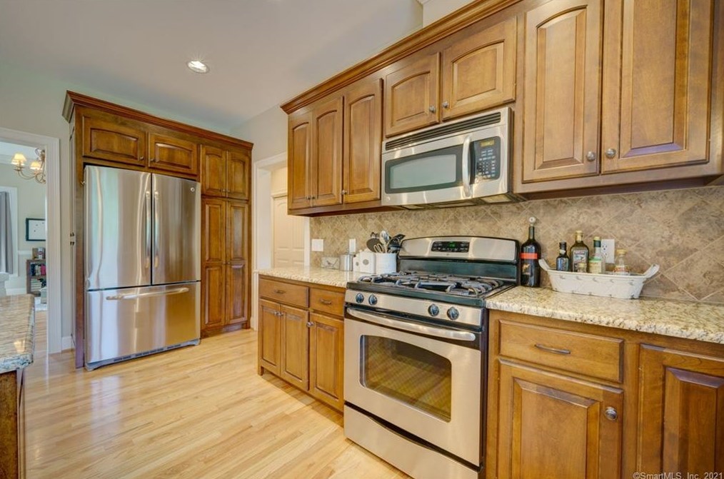 10 Lafountain Rd, Suffield CT  06078-2252 exterior