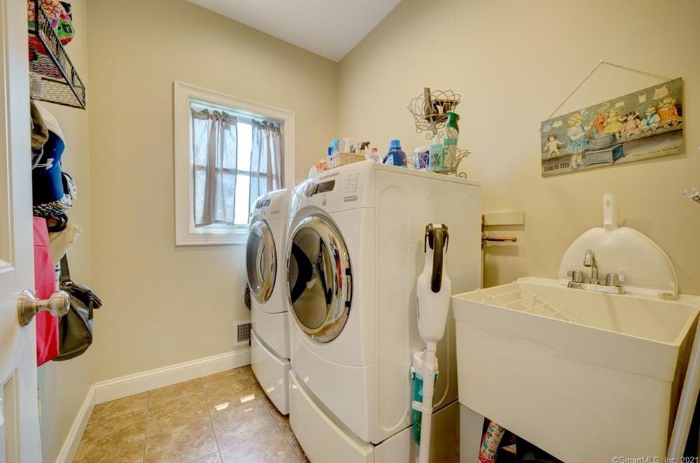 10 Lafountain Rd, Suffield CT  06078-2252 exterior
