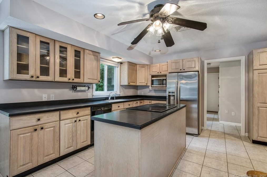 33 Country Ln, Hebron, CT 06248