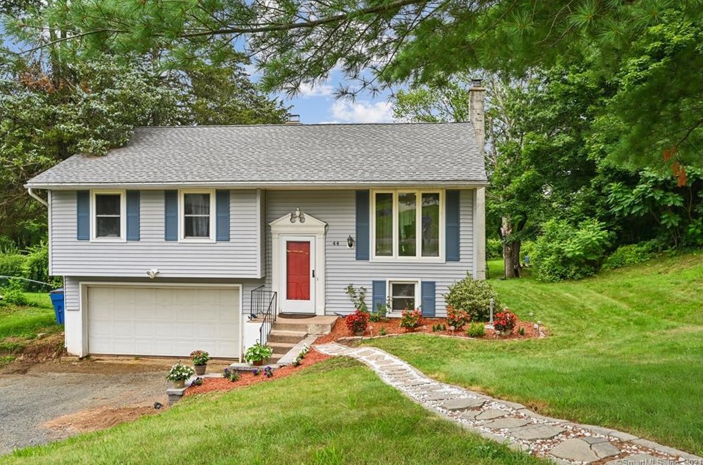 44 Oak Ridge Dr, Middletown, CT 06457