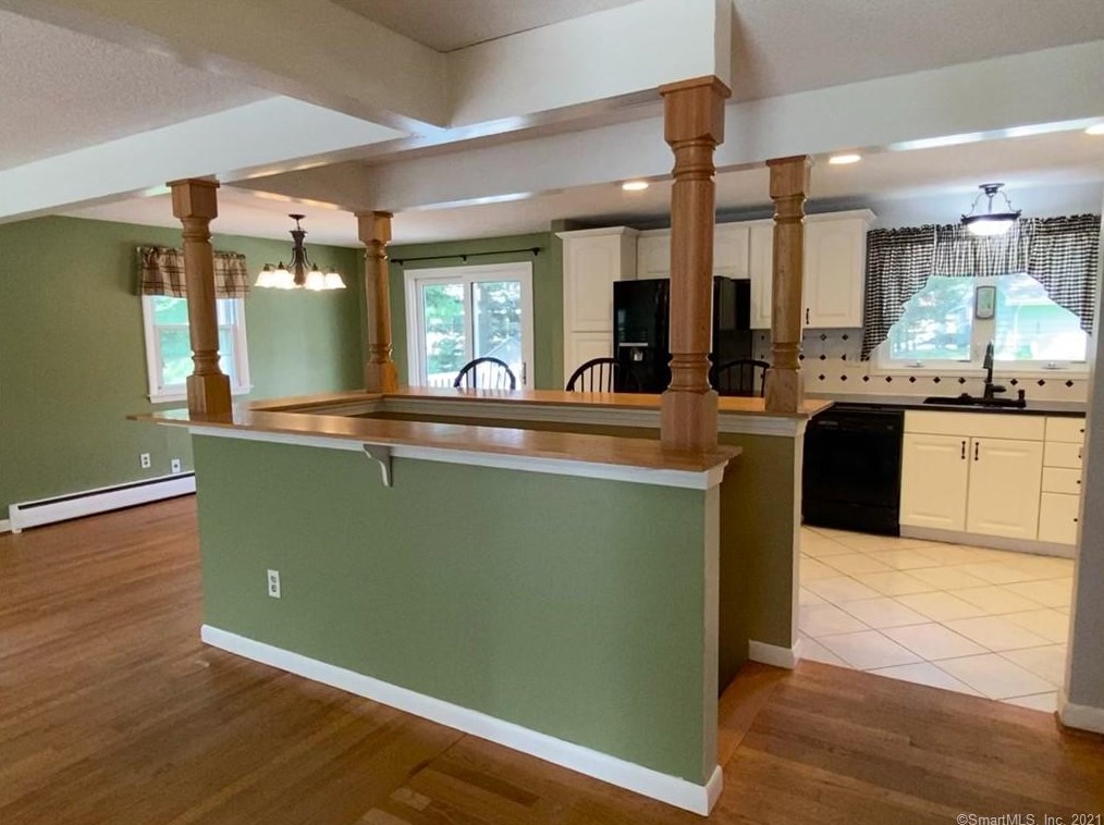 228 Mountain Rd, Manchester, CT 06040