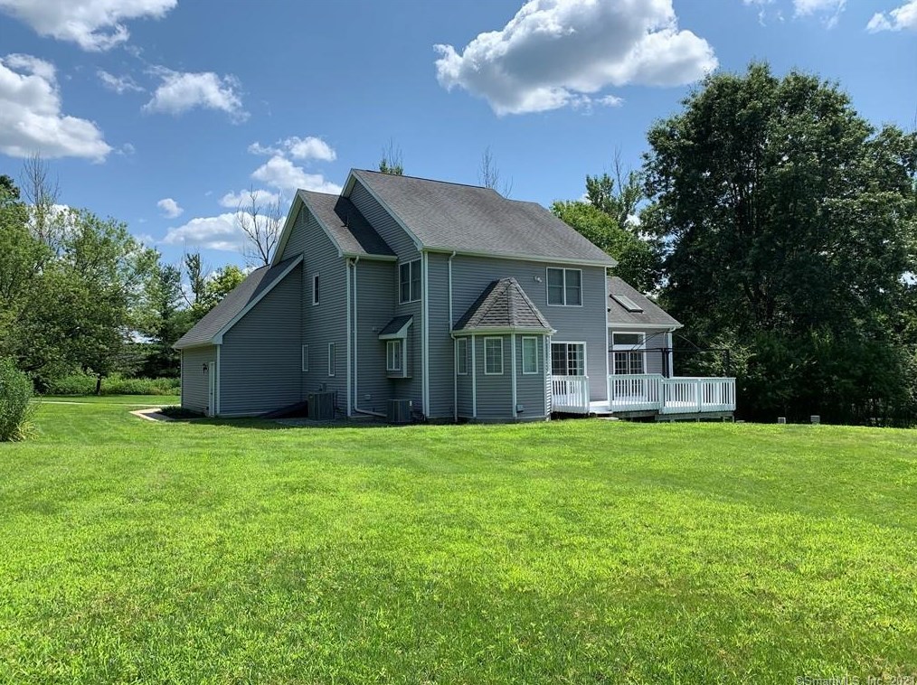 4 Longmeadow Dr, Pomfret Center, CT 06259