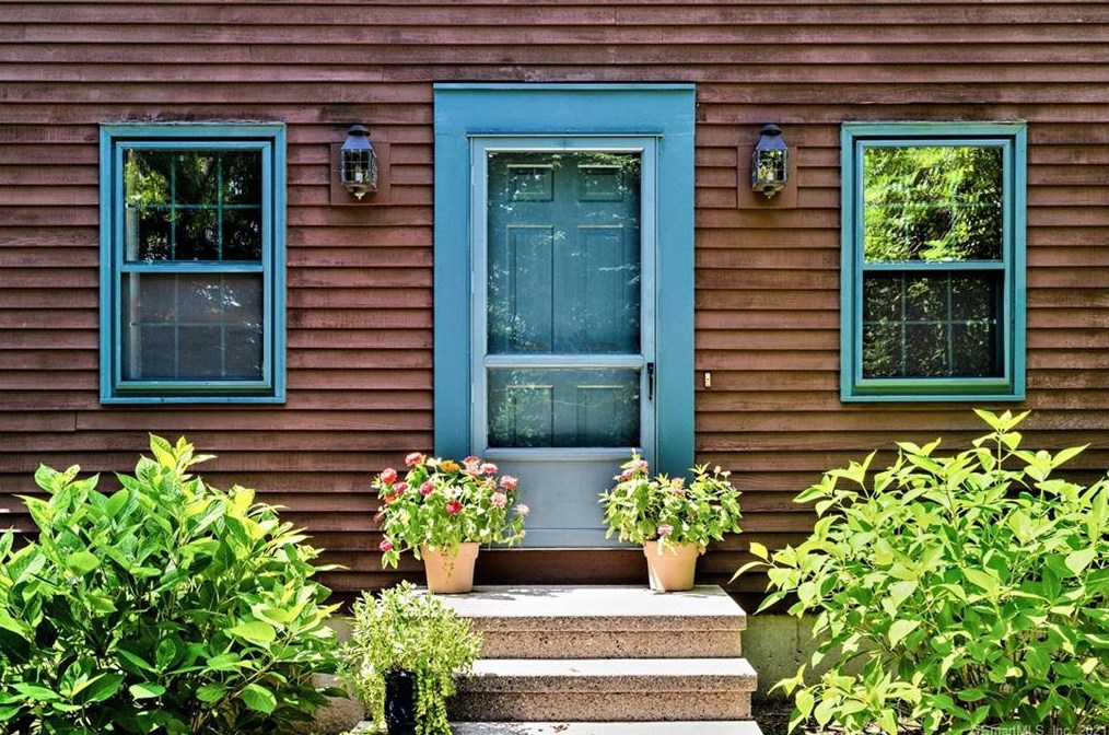 12 Bittersweet Ln, Ivoryton, CT 06442-1027