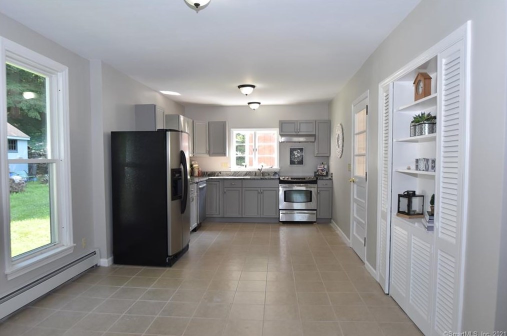 28 Snipsic St, Vernon CT  06066-3340 exterior