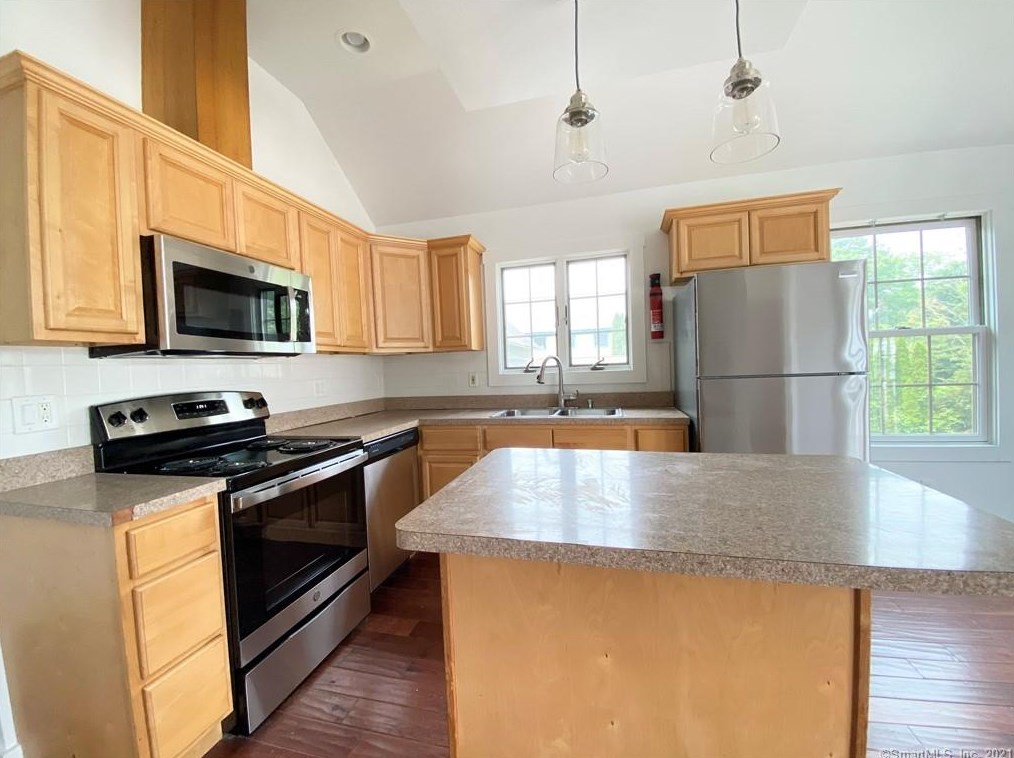 23 Water St, Guilford, CT 06437