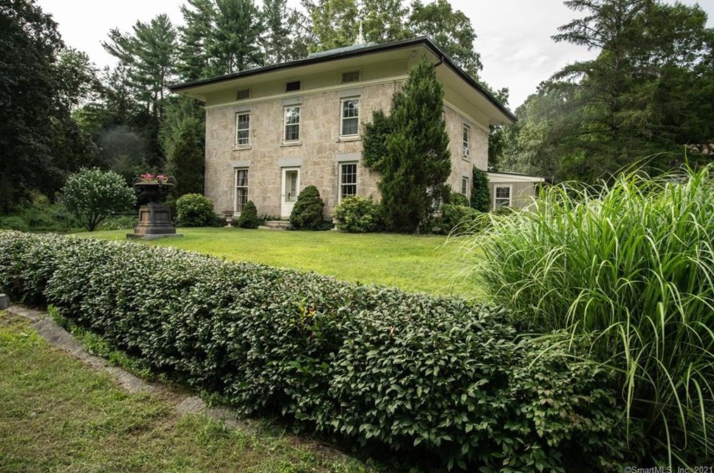 1917 Main St N, Woodbury, CT 06798