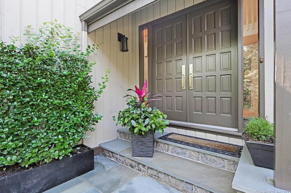 10 Stepping Stone Ln, Greenwich CT  06830-4031 exterior