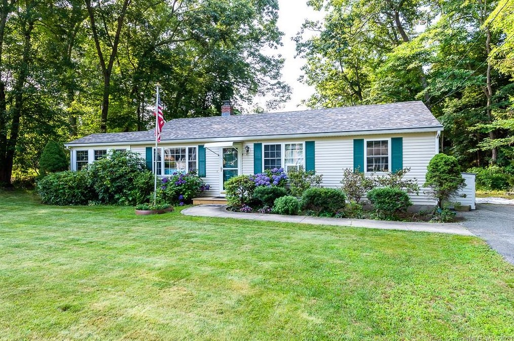 31 Woodland Dr, Niantic, CT 06357