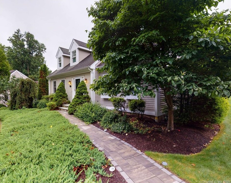 2 Bunker Hill Cir #2, Huntington, CT 06484