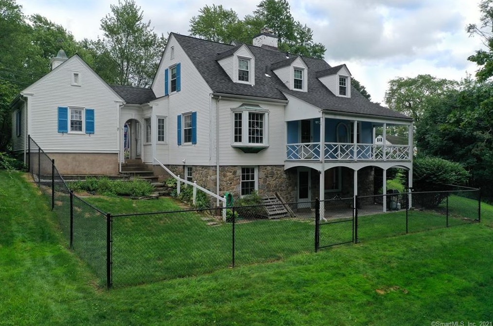 17 Sunset Ridge Dr, Hartford, CT 06118-1351