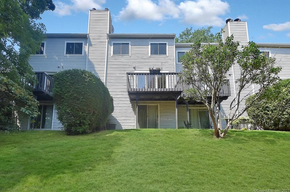 36 Clubhouse Dr, Cromwell CT  06416-2562 exterior