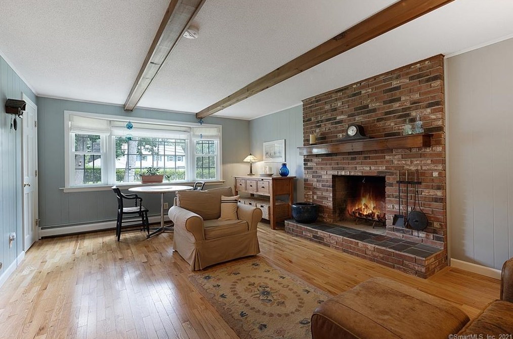 73 County Rd, Simsbury, CT 06070-1205