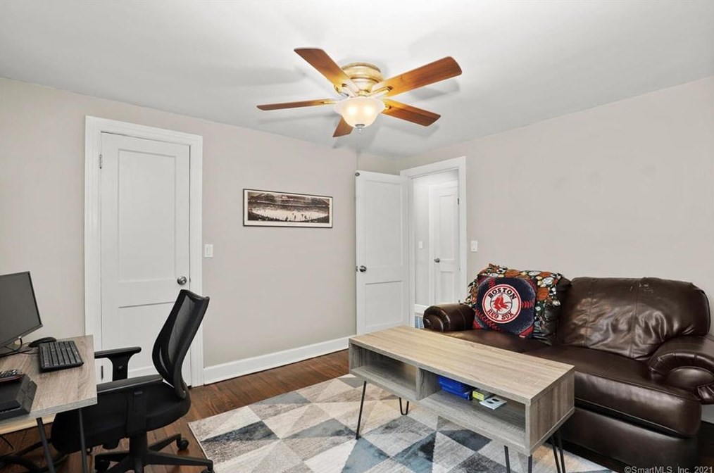 54 Monroe St, Huntington CT  06484-6032 exterior