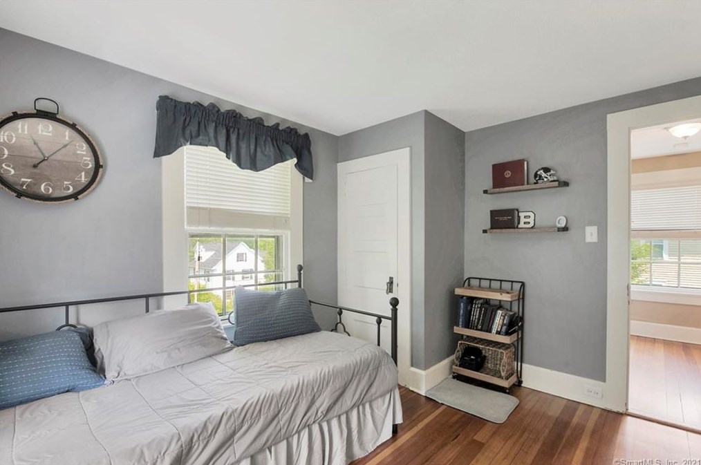 7 Woods Ln, Simsbury CT  06070-2475 exterior