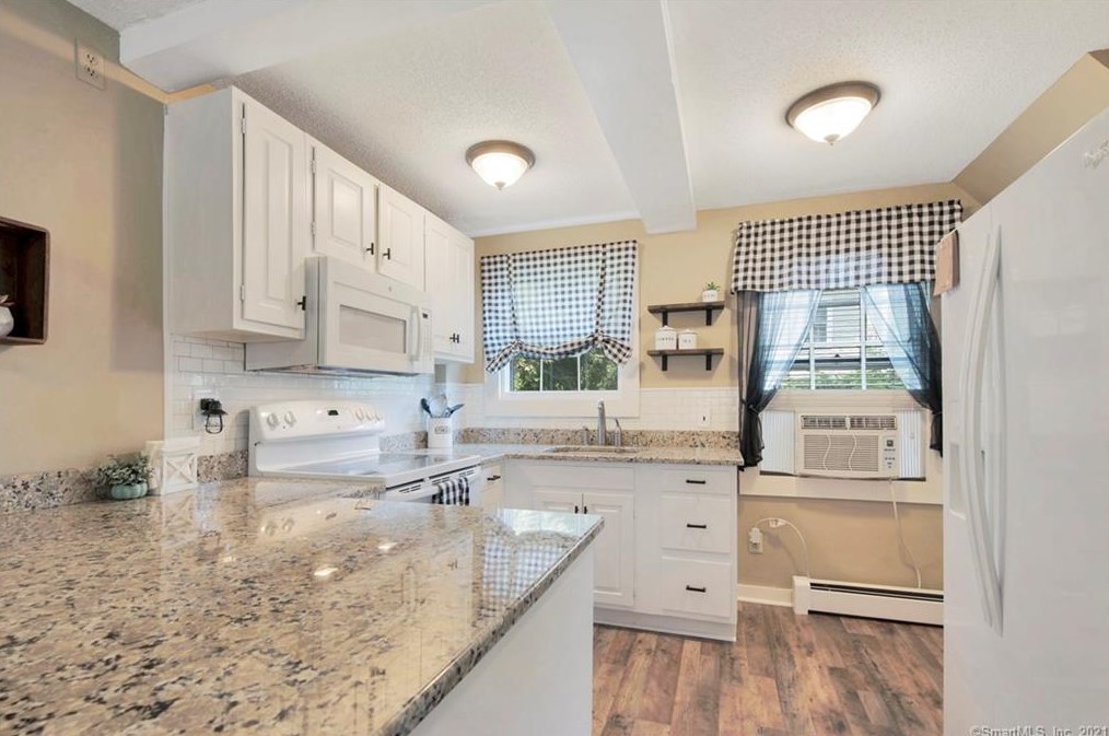 7 Woods Ln, Simsbury CT  06070-2475 exterior