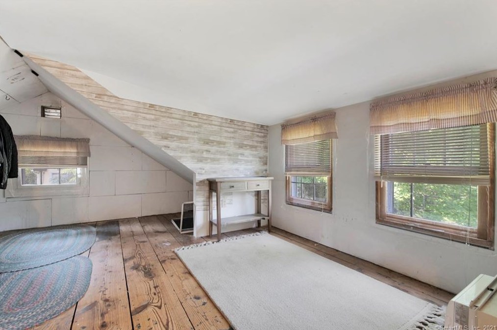7 Woods Ln, Simsbury CT  06070-2475 exterior