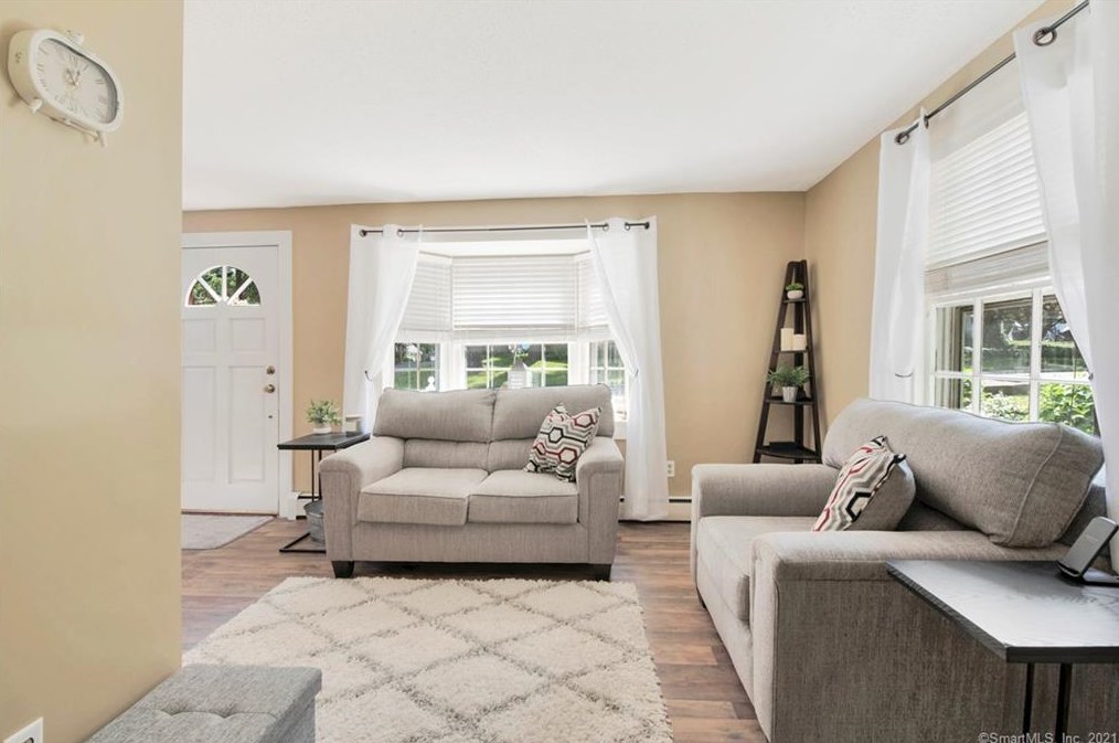 7 Woods Ln, Simsbury CT  06070-2475 exterior