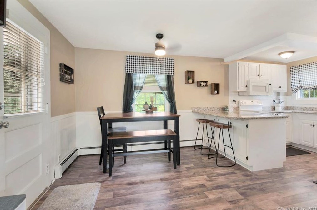 7 Woods Ln, Simsbury CT  06070-2475 exterior