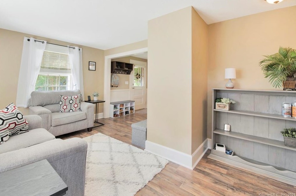 7 Woods Ln, Simsbury CT  06070-2475 exterior