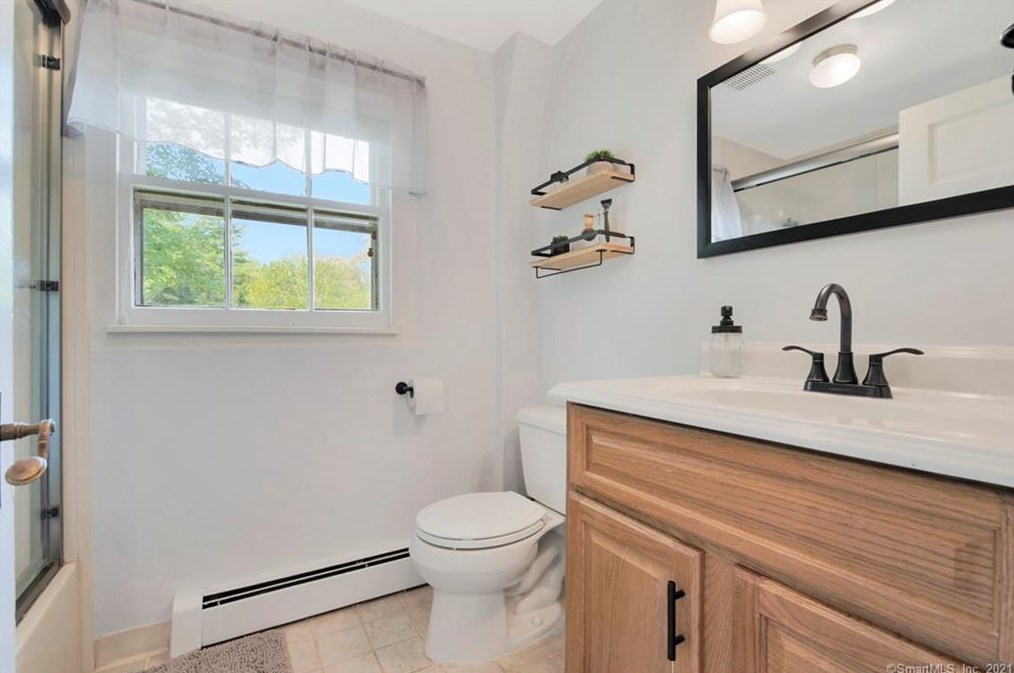 7 Woods Ln, Simsbury CT  06070-2475 exterior