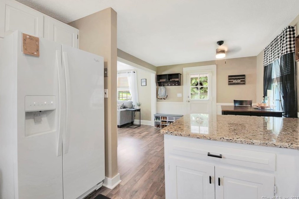 7 Woods Ln, Simsbury CT  06070-2475 exterior