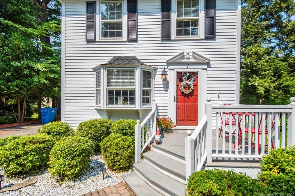 7 Woods Ln, Simsbury CT  06070-2475 exterior