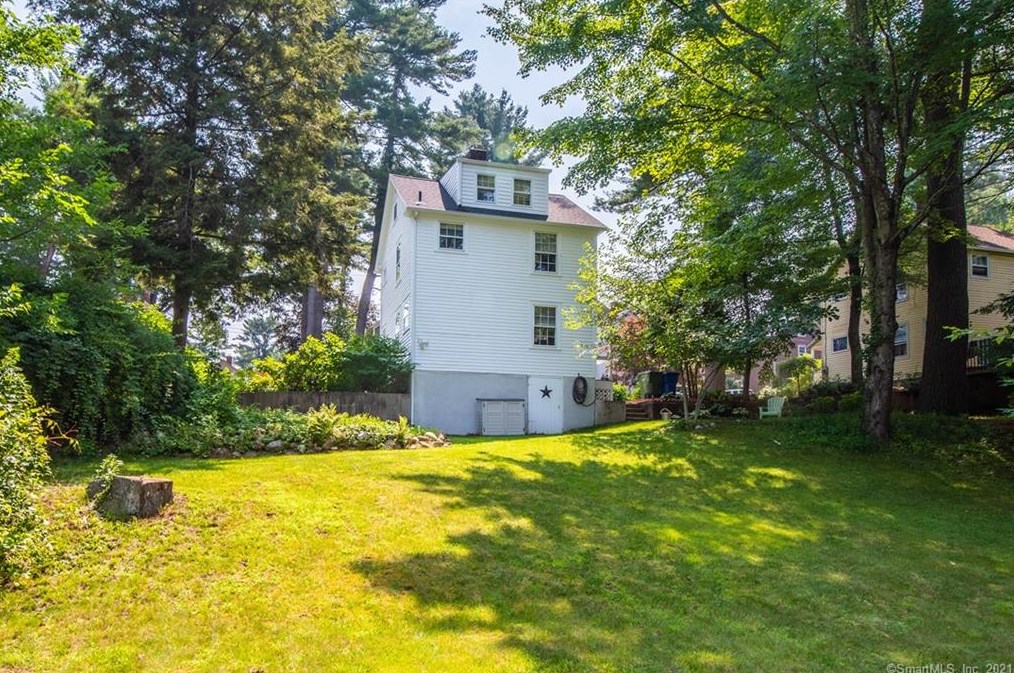 7 Woods Ln, Simsbury CT  06070-2475 exterior