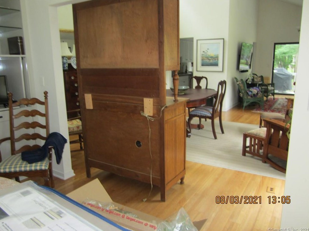 6 Iron Frg, Avon CT 06001-3916 exterior