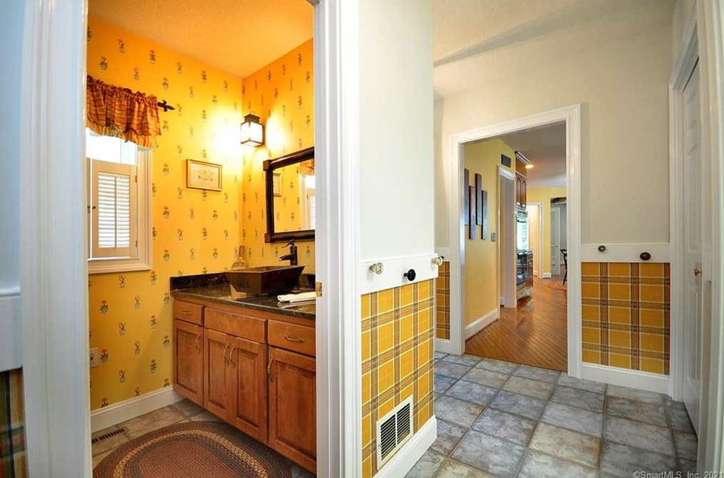 48 Andrew Dr, Collinsville CT  06019-5000 exterior