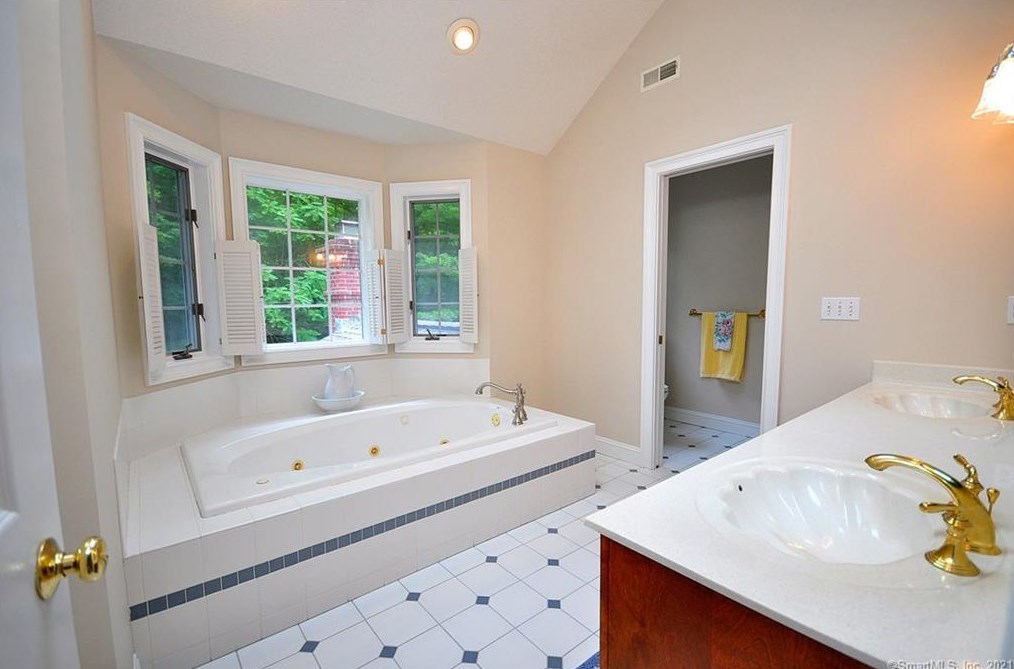 48 Andrew Dr, Collinsville CT  06019-5000 exterior