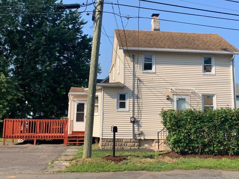 8 Lockwood St, Meriden, CT 06451-2932