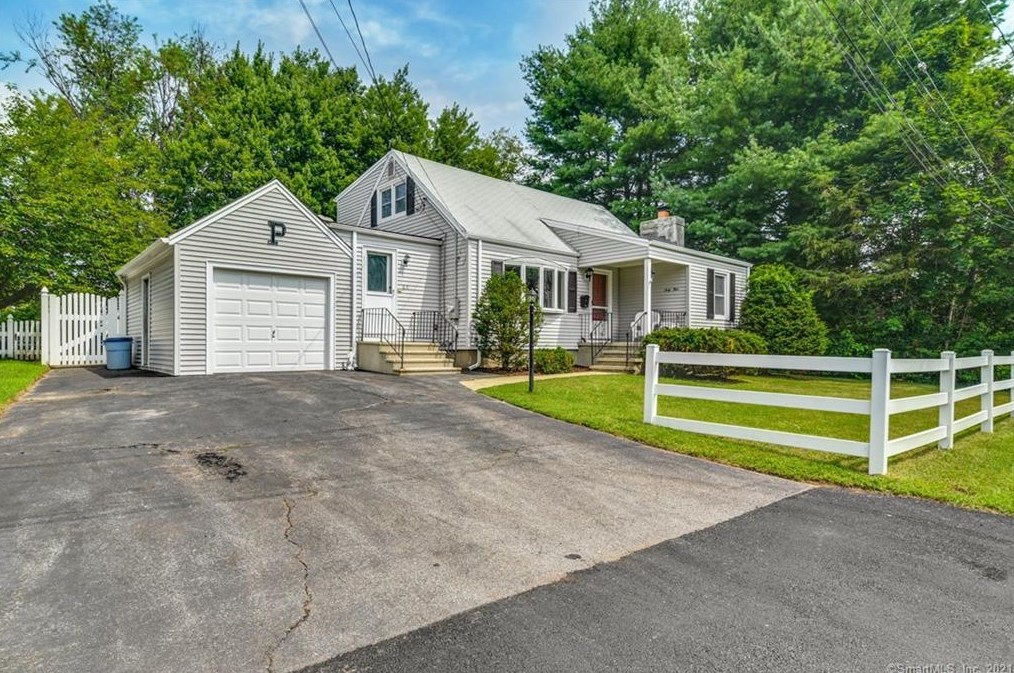 64 Rowland St, Stratford, CT 06614-4833